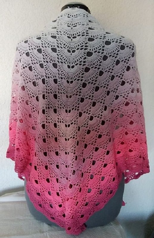 Gehäkeltes Dreieckstuch in Weiß‑zu‑Pink Ombré mit Fächermuster auf Schneiderpuppe