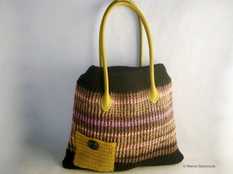 Henkeltasche mit Seitentäschchen, mit Reliefstäbchen gehäkelt, Häkeltasche