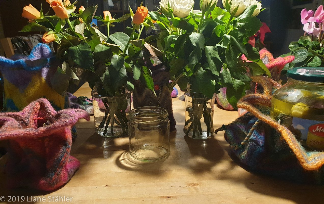 Gefilzte Blütenvase - Blütentaschen von Liane-Stähler-Designs