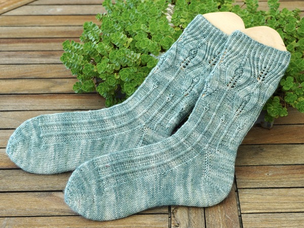 Toe-Up-Socks "Feathers & Lines", knitting pattern for 3 Sizes