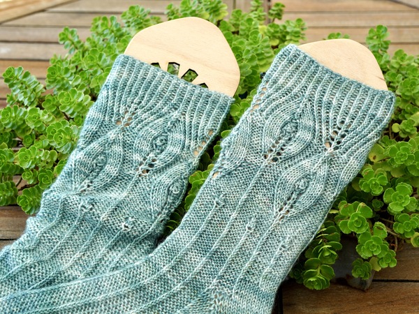 Toe-Up-Socks "Feathers & Lines", knitting pattern for 3 Sizes
