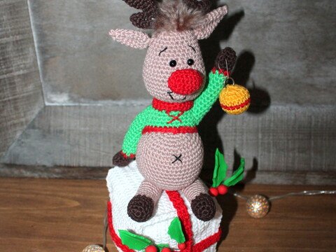 Crochet Christmas Reindeer – sitting on a gift box, 25 cm tall (EN & DE)