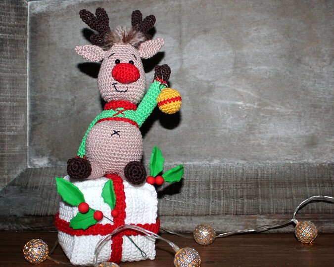 Crochet Christmas Reindeer – sitting on a gift box, 25 cm tall (EN & DE)