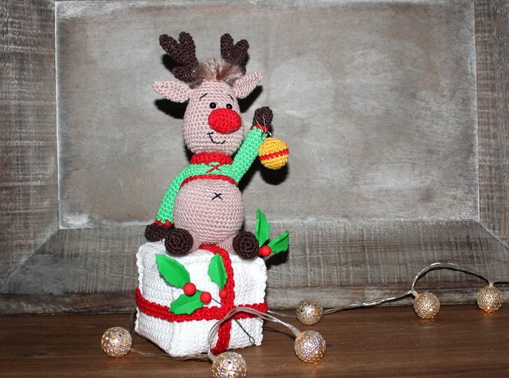 Crochet Christmas Reindeer – sitting on a gift box, 25 cm tall (EN & DE)