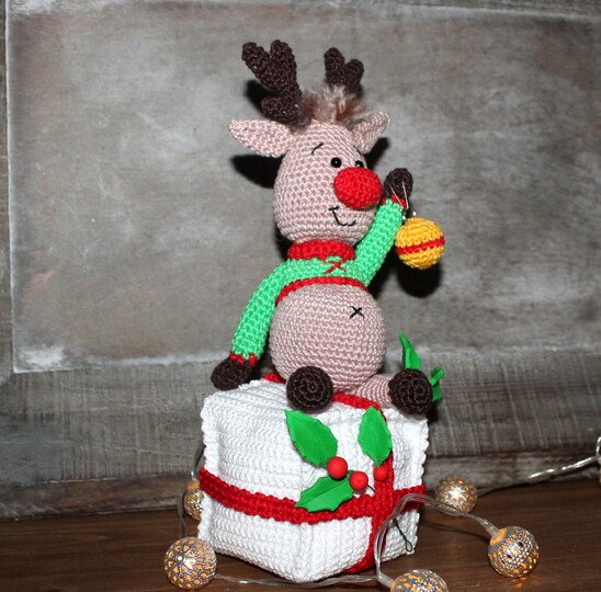 Crochet Christmas Reindeer – sitting on a gift box, 25 cm tall (EN & DE)