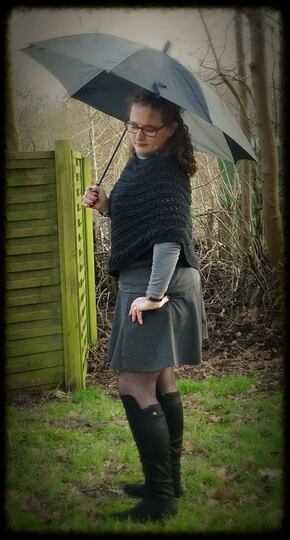 Strickanleitung Kurzponcho "Dunkle Beere" ( Ohne Maschenprobe/ für jede Größe)