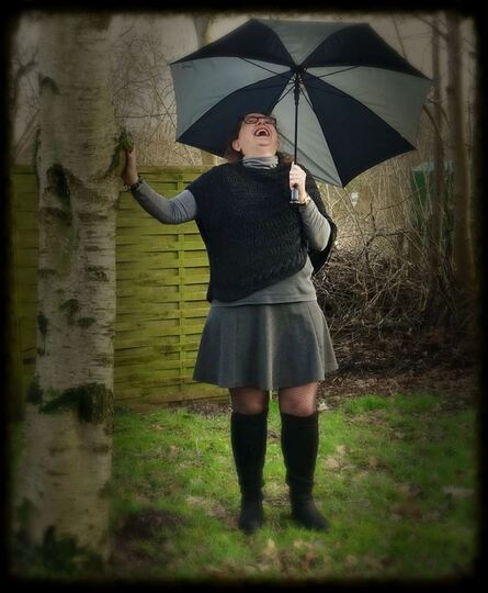 Strickanleitung Kurzponcho "Dunkle Beere" ( Ohne Maschenprobe/ für jede Größe)