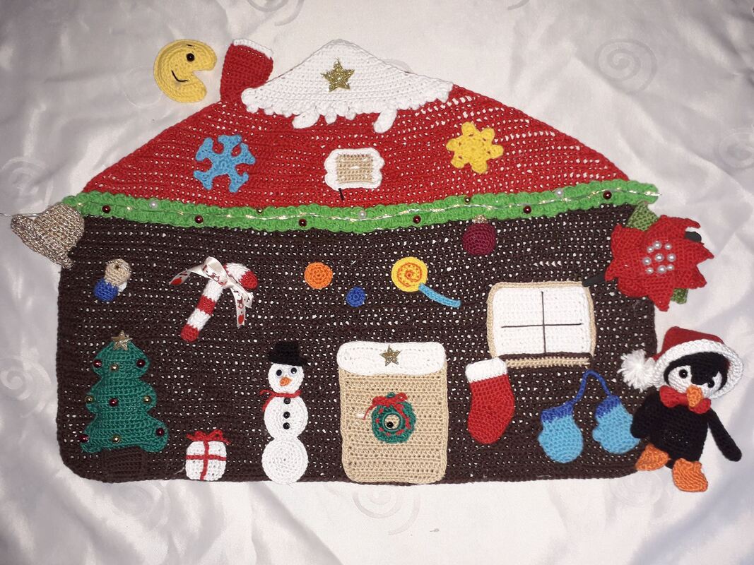 Gehäkelter Lebkuchenhaus-Wandbehang mit Schneemann, Pinguin, Tannenbaum und Stiefeln