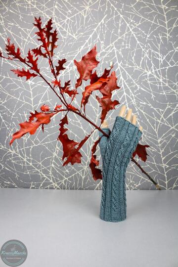 Twisted Left Stulpe Strickanleitung