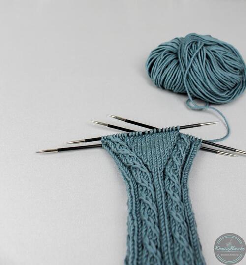 Twisted Left Stulpe Strickanleitung