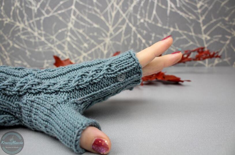 Twisted Left Stulpe Strickanleitung