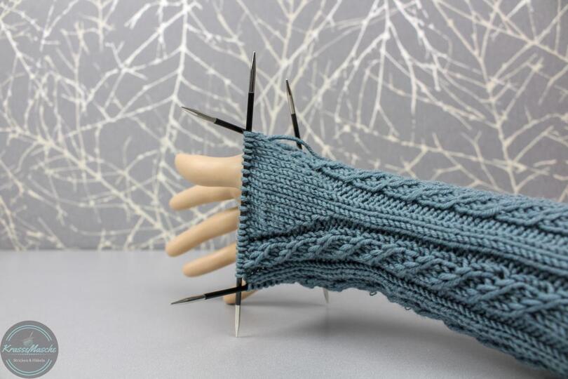 Twisted Left Stulpe Strickanleitung