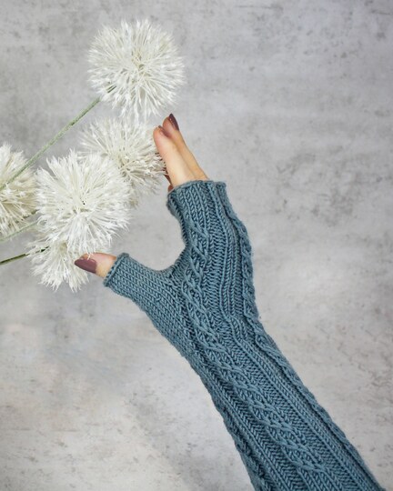 Twisted Left Stulpe Strickanleitung