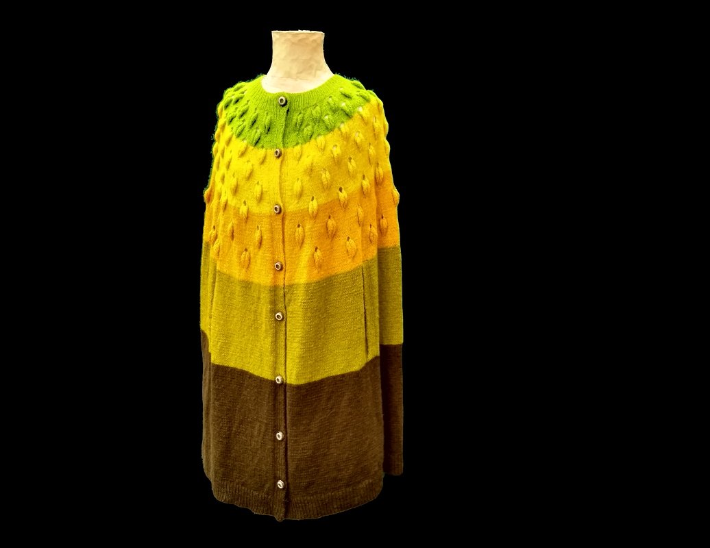 Gestrickter herbstlicher Umhang