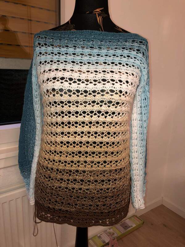 Handgehäkelter Damen-Langarmpullover mit Ombre-Farbverlauf (türkis-weiß-braun) und Ajourmuster auf Schneiderpuppe