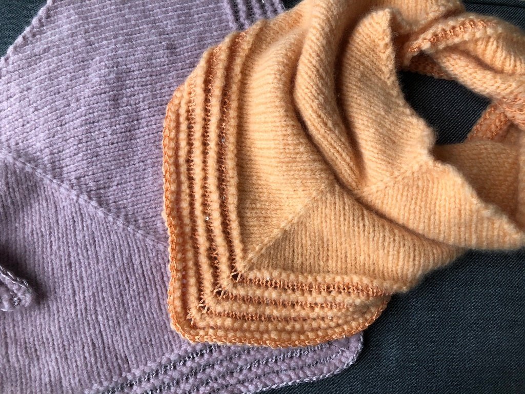 Zwei gestrickte Dreieckstücher in Apricot und Flieder, glatt rechts mit kraus-rechten Kanten