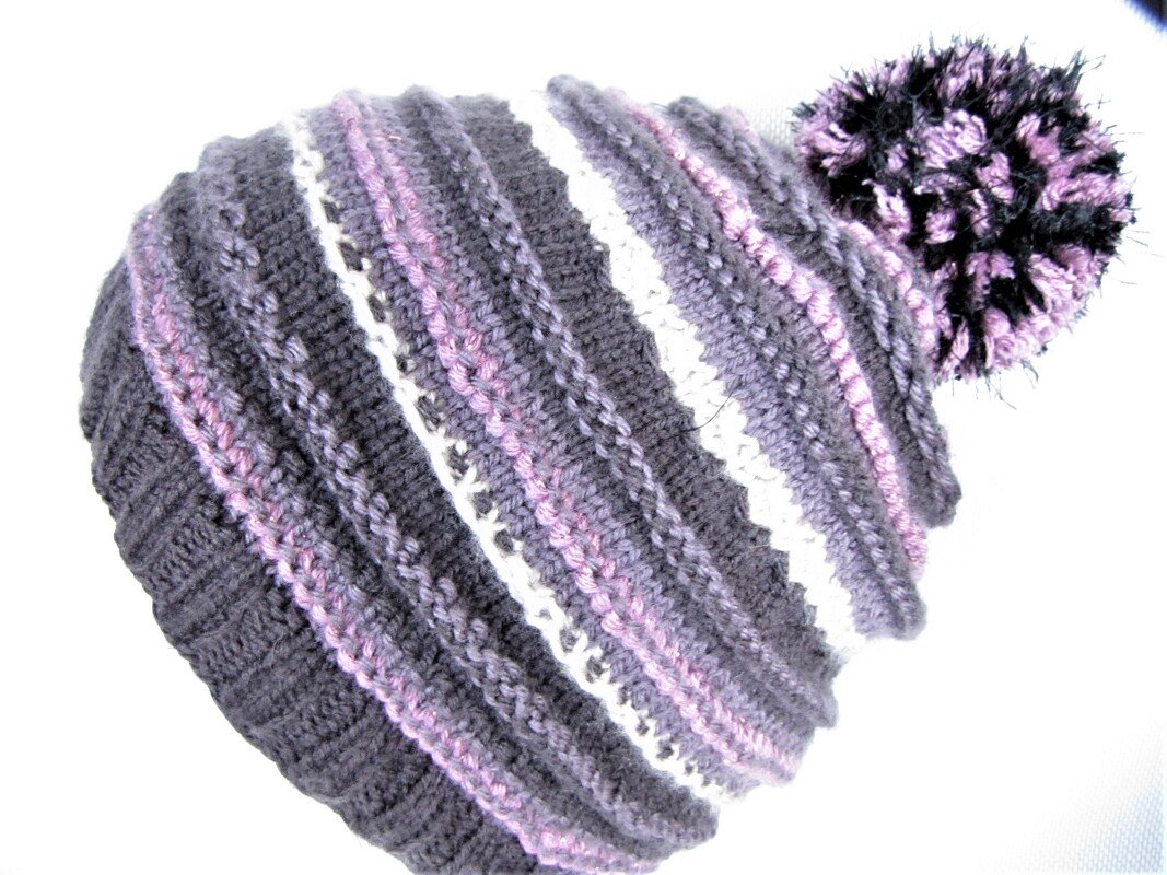 Gestrickte Damen-Beanie grau-violett mit Bommel