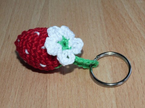 Häkelanleitung Schlüsselanhänger "Erdbeere mit Blüte"