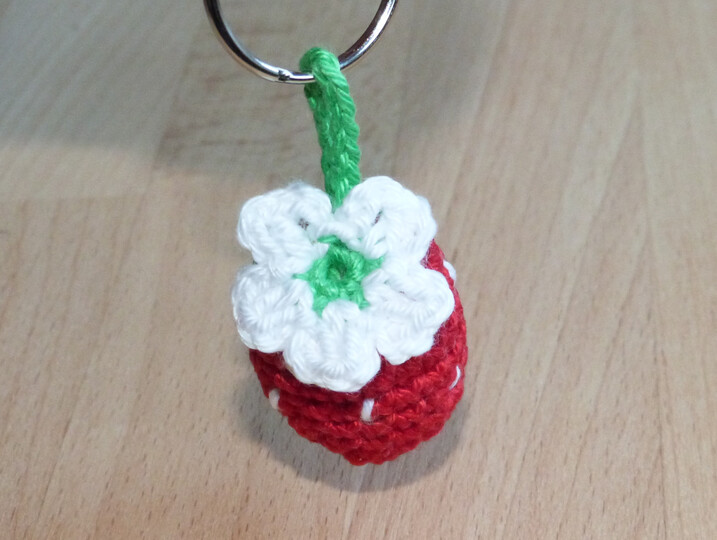 Häkelanleitung Schlüsselanhänger "Erdbeere mit Blüte"