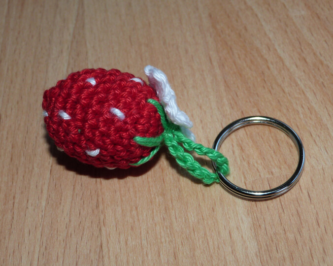 Häkelanleitung Schlüsselanhänger "Erdbeere mit Blüte"
