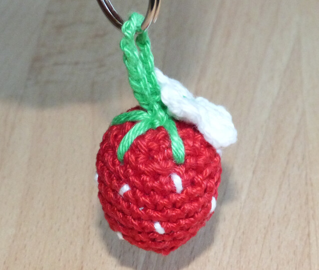 Häkelanleitung Schlüsselanhänger "Erdbeere mit Blüte"