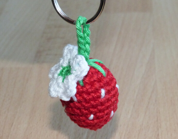 Häkelanleitung Schlüsselanhänger "Erdbeere mit Blüte"