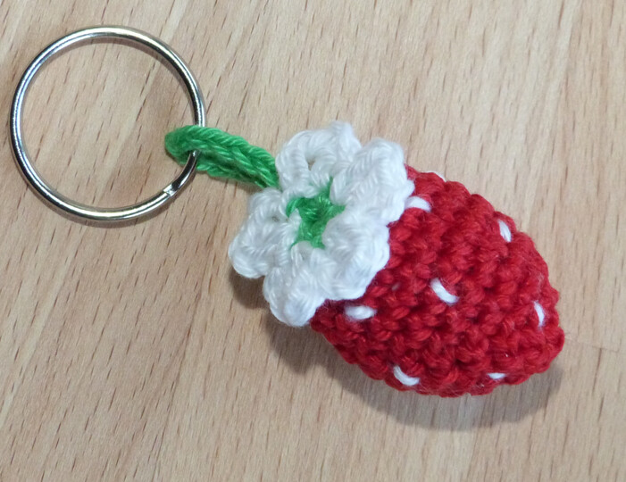 Häkelanleitung Schlüsselanhänger "Erdbeere mit Blüte"