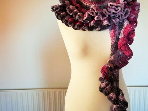 Häkelanleitung Rüschenschal „Rosamunde“ – Kuschelig & vielseitig tragbar