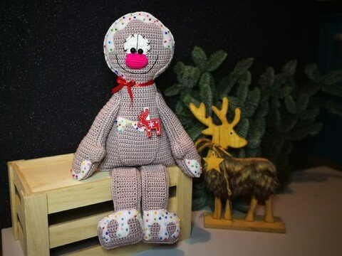 Klausi das Lebkuchenmännlein als Kantenhocker mit Bauchtasche für kleine Präsente.