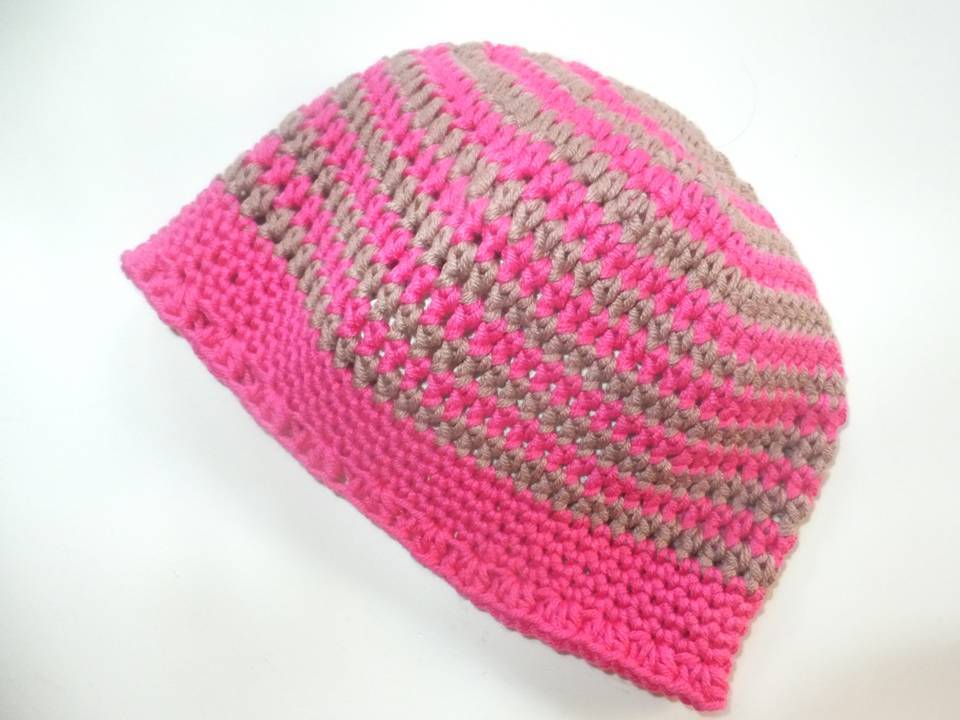 Gehäkelte Mütze mit pinken und braunen Streifen
