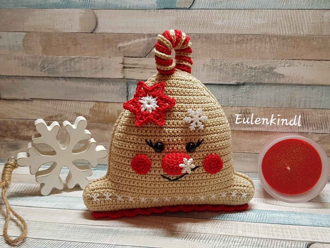 Gehäkelte Amigurumi-Weihnachtsglocke in Beige und Rot mit Schneeflocken-Applikationen