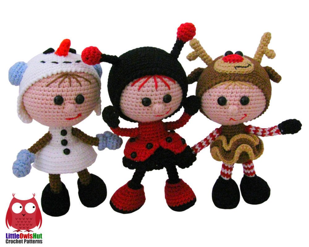Drei gehäkelte Amigurumi-Puppen nebeneinander: Marienkäfer (rot-schwarz), Rentier (braun) und Schneemann (weiß)