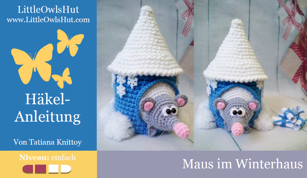 Gehäkelte graue Amigurumi‑Maus, die aus einem blauen Winterhäuschen mit weißem Spitzdach und Schneeflocken hervorlugt