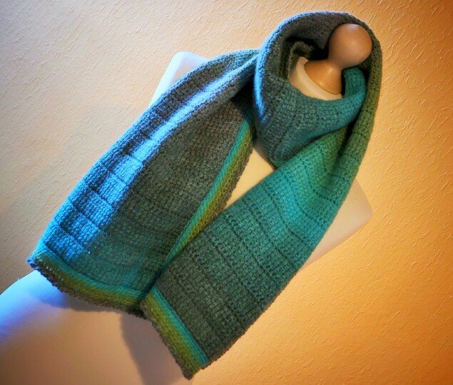 Häkelanleitung Schal „Suzy“ – Kuscheliger Blickfang für kalte Tage