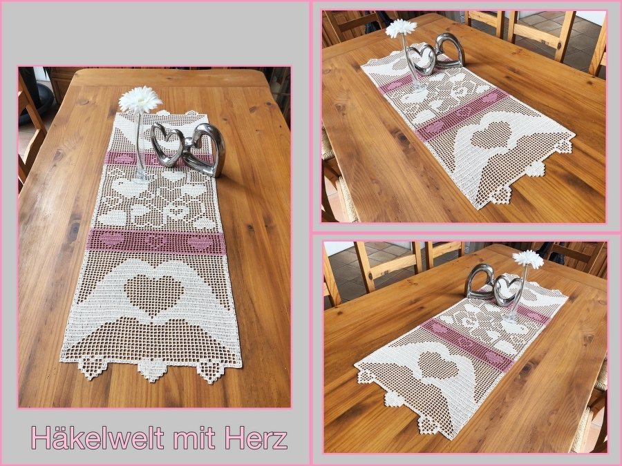 Gehäkelter Filet-Tischläufer mit Herzmotiven in Creme und Rosé, auf Holztisch dekoriert