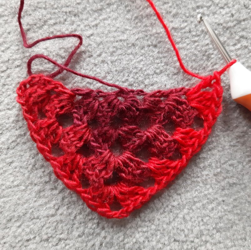 einfaches Dreieckstuch häkeln für Anfänger Dreieckstuch Granny Tuch häkeln - Bild 3