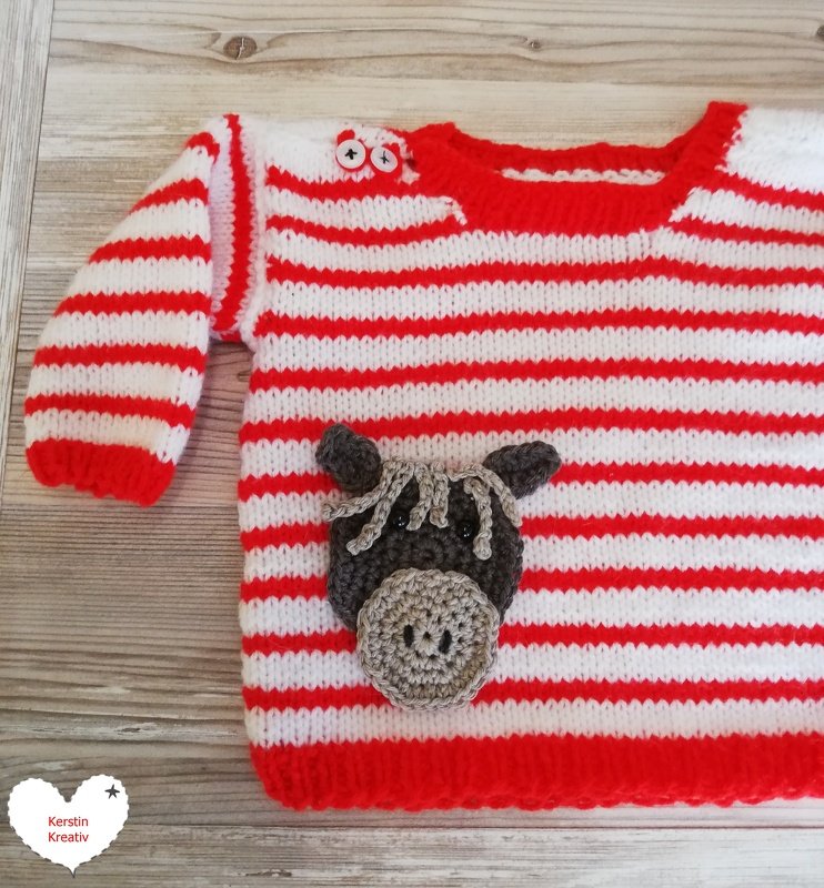 Rot-weiß gestreifter Baby-Pullover mit gehäkeltem Pferdekopf und Schulterknöpfen