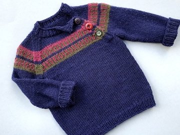 Kinderpullover mit Raglanpasse und Knopfleiste