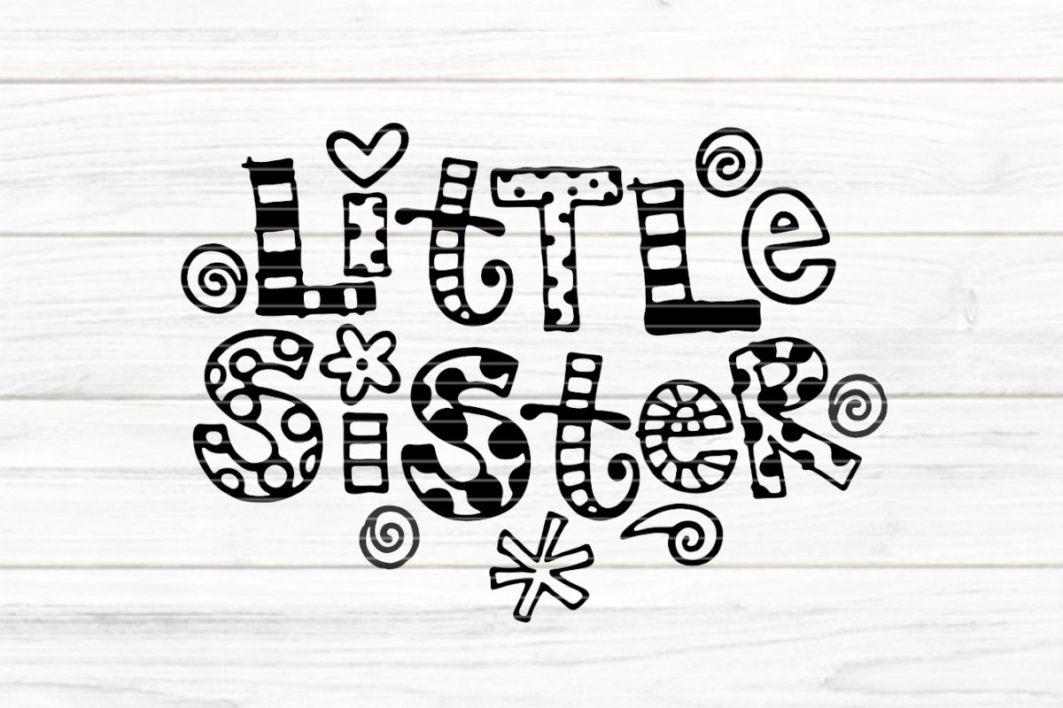 Schwarzer Doodle-Schriftzug 'Little Sister' auf weißer Holzoberfläche