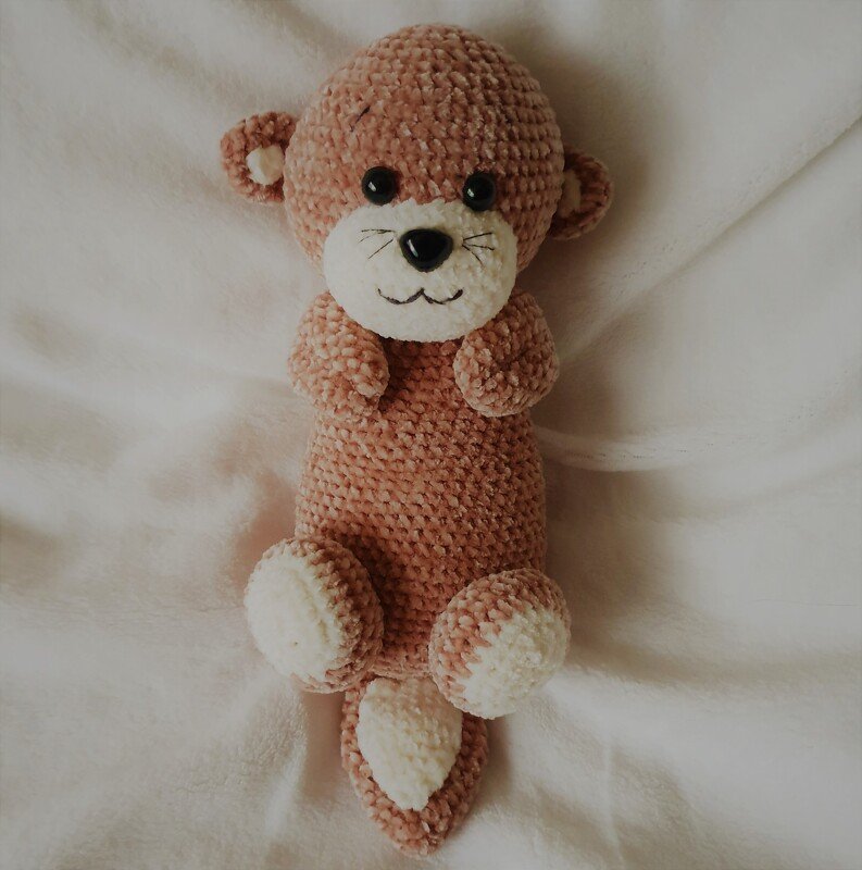 Gehäkeltes Amigurumi-Kuscheltier in Creme und Hellbraun, liegend