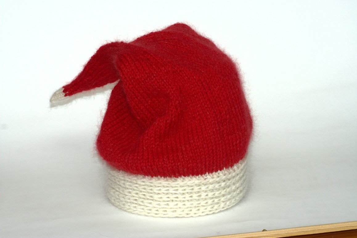 Zweifarbige gestrickte Mütze in Rot mit weißem Umschlag