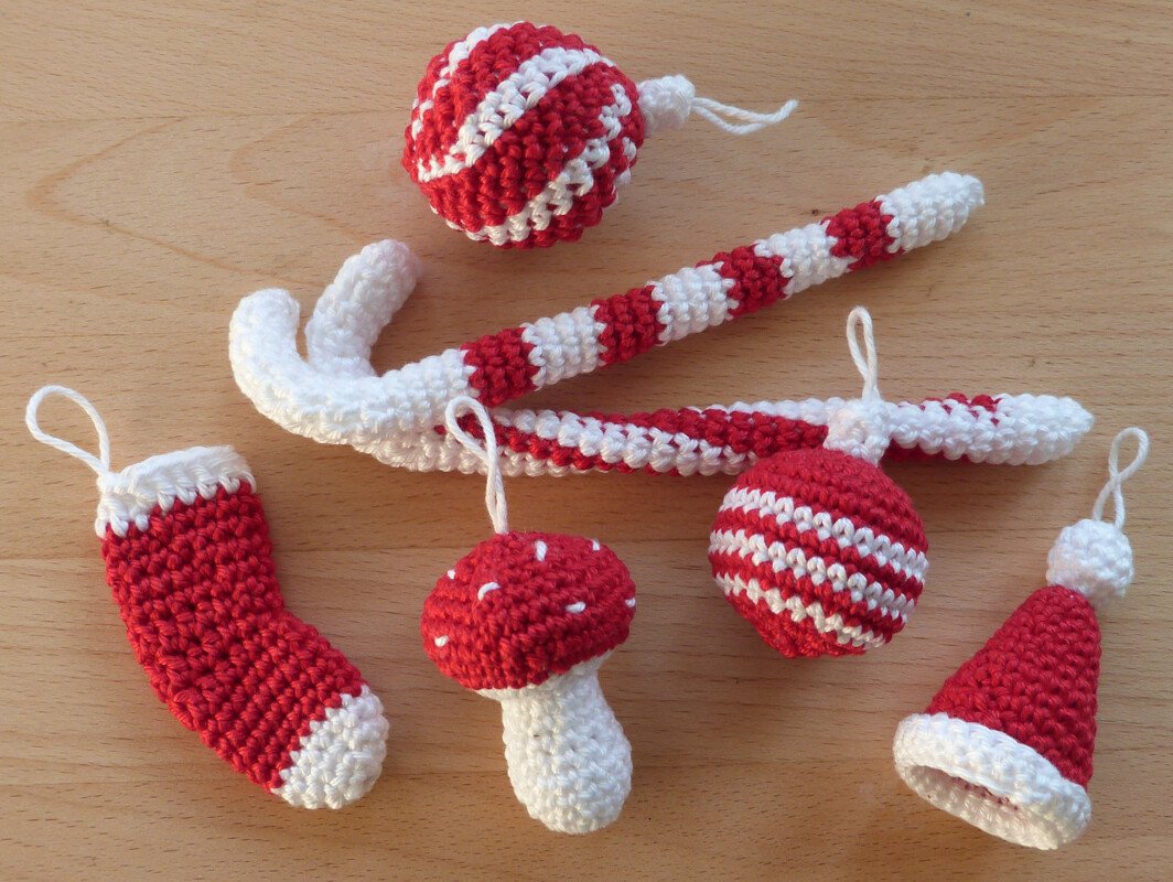 Gehäkelte Weihnachtsdekorationen: Zuckerstangen, Kugeln, Strumpf, Mütze, Pilz in Rot-Weiß