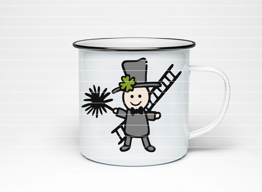 Weißer Emaille-Becher mit farbigem Plottdesign: lächelnder Schornsteinfeger mit Zylinder, Kleeblatt, Leiter und Besen