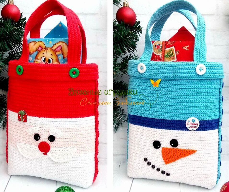 Rote gehäkelte Tasche mit Weihnachtsmann-Gesicht und hellblaue Tasche mit Schneemann-Gesicht, umgeben von Weihnachtskugeln und Tannengrün.