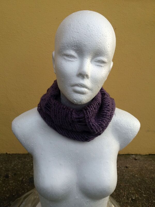 Styropor-Schaufensterbüste trägt dunkelvioletten, dick gestrickten Loop-Schal mit Rippenmuster