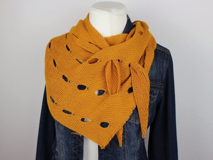 Strickanleitung Tuch einfach – modernes Dreieckstuch mit Lochmuster