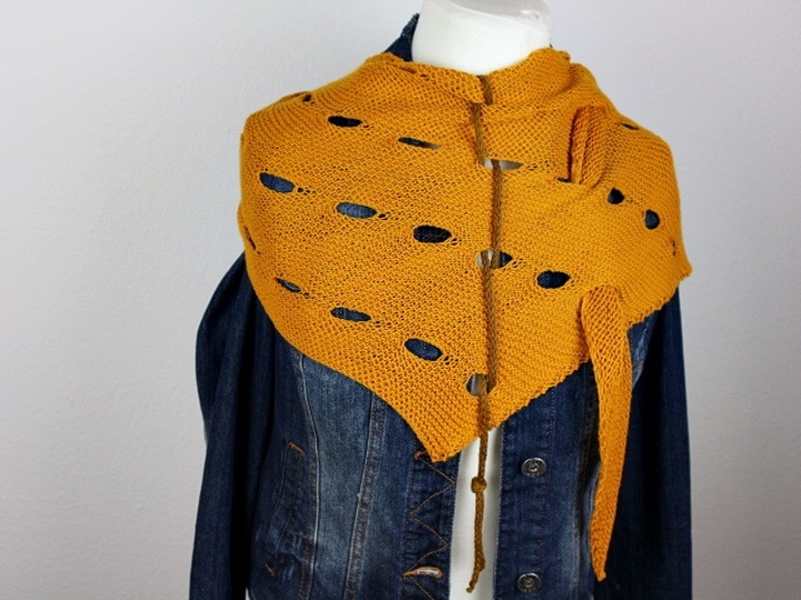 Strickanleitung Tuch einfach – modernes Dreieckstuch mit Lochmuster