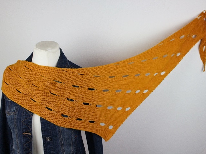 Strickanleitung Tuch einfach – modernes Dreieckstuch mit Lochmuster