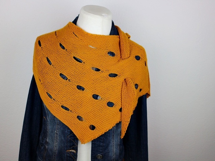 Strickanleitung Tuch einfach – modernes Dreieckstuch mit Lochmuster