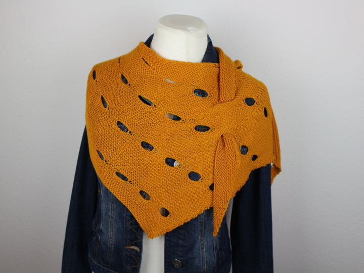 Strickanleitung Tuch einfach – modernes Dreieckstuch mit Lochmuster